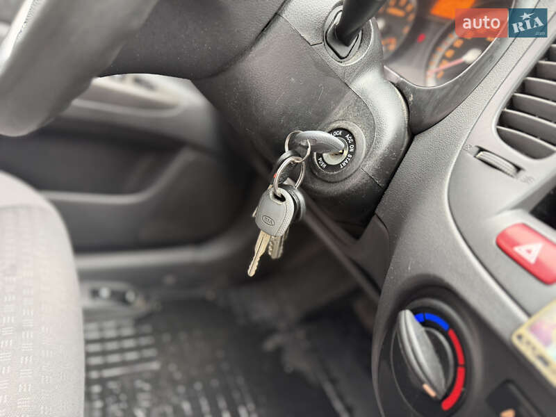 Седан Kia Rio 2005 в Киеве