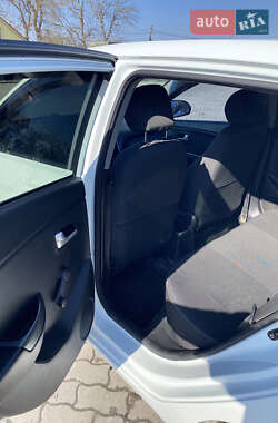 Хэтчбек Kia Rio 2012 в Городке
