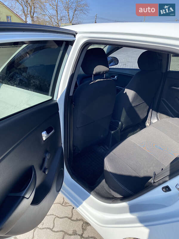 Хэтчбек Kia Rio 2012 в Городке