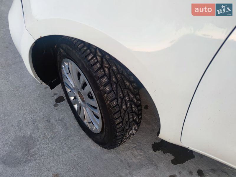 Хетчбек Kia Rio 2013 в Ужгороді