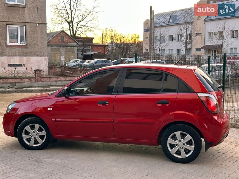 Хэтчбек Kia Rio 2010 в Ивано-Франковске