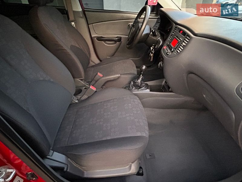 Хэтчбек Kia Rio 2010 в Ивано-Франковске