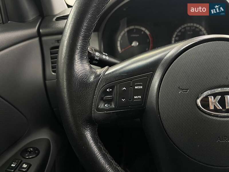 Седан Kia Rio 2010 в Киеве