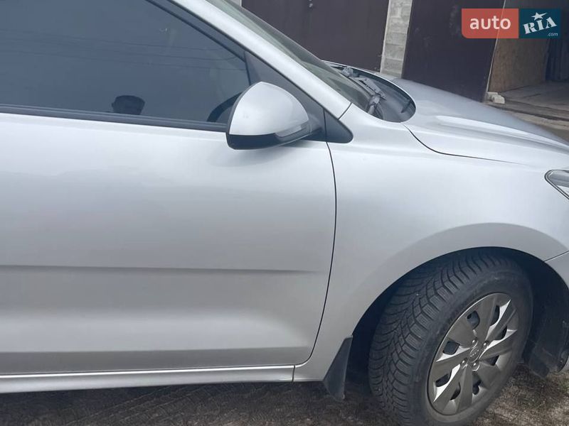 Седан Kia Rio 2017 в Зміїві