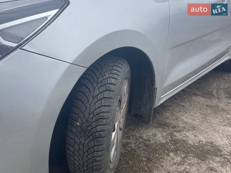 Седан Kia Rio 2017 в Зміїві