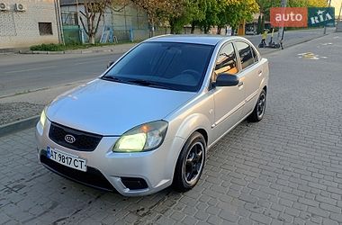 Седан Kia Rio 2010 в Ивано-Франковске