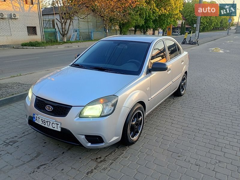 Седан Kia Rio 2010 в Ивано-Франковске