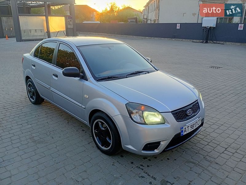 Седан Kia Rio 2010 в Ивано-Франковске