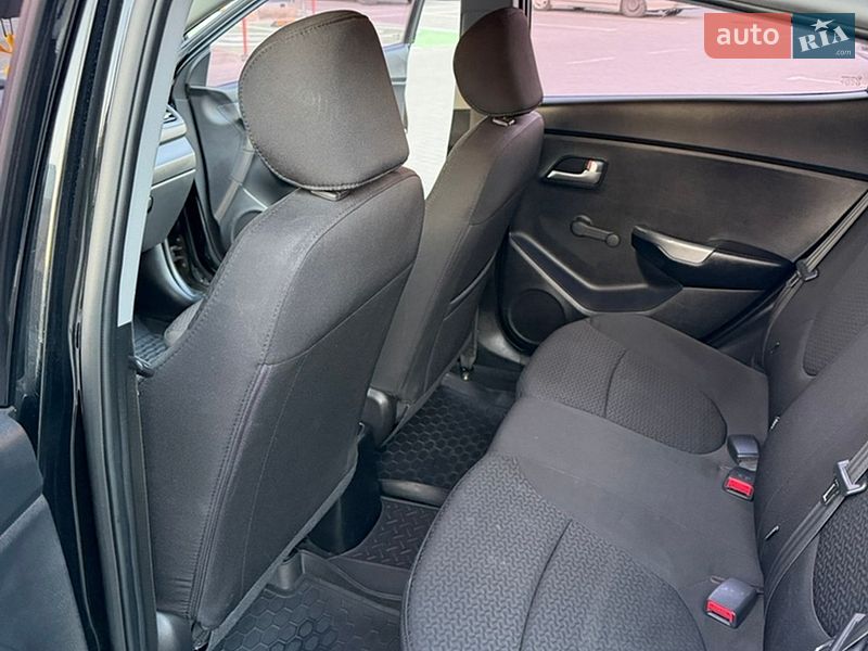 Седан Kia Rio 2013 в Ивано-Франковске