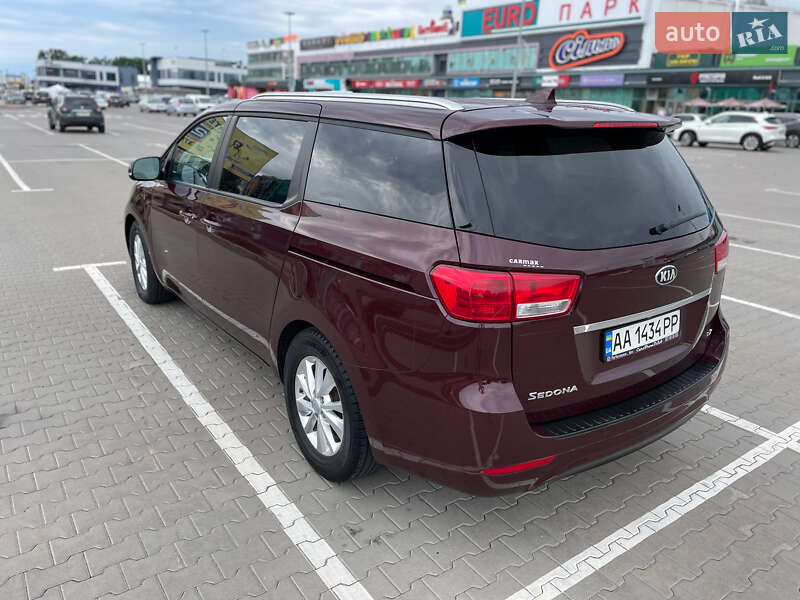 Минивэн Kia Sedona 2017 в Киеве