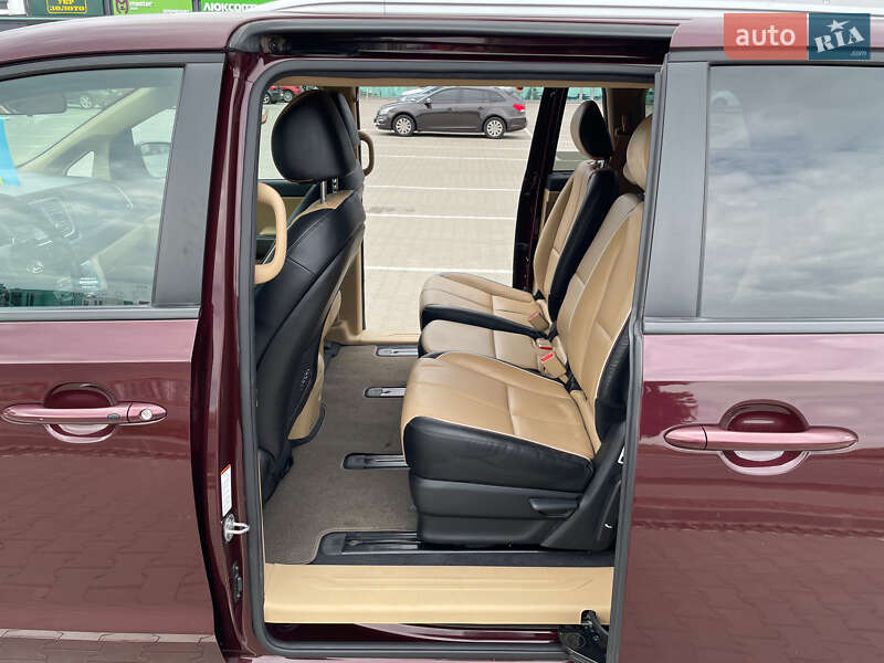 Минивэн Kia Sedona 2017 в Киеве