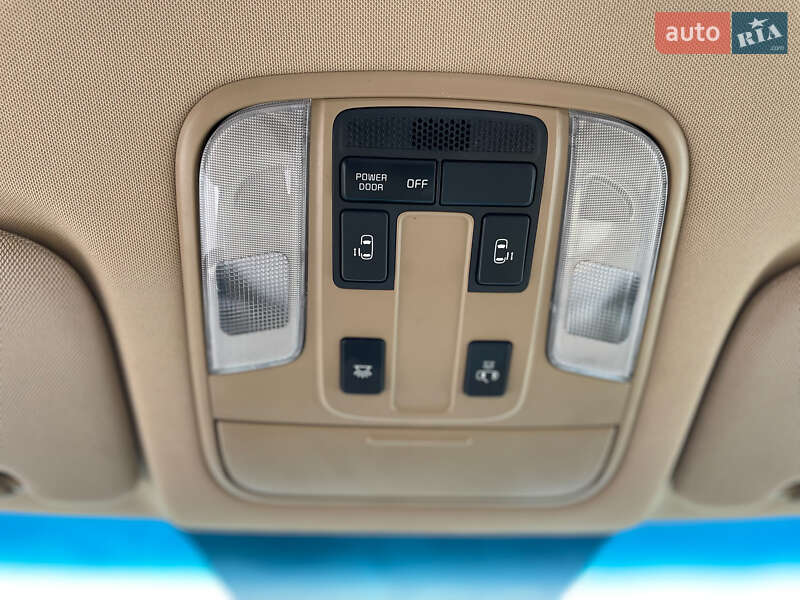 Минивэн Kia Sedona 2017 в Киеве