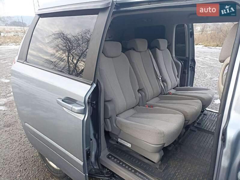 Мінівен Kia Sedona 2011 в Львові