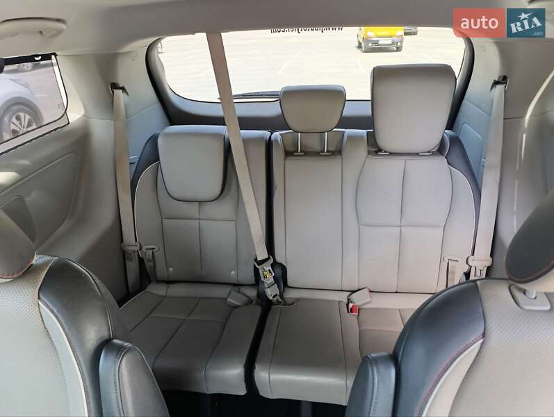 Мінівен Kia Sedona 2014 в Дрогобичі
