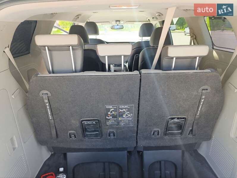 Мінівен Kia Sedona 2014 в Дрогобичі