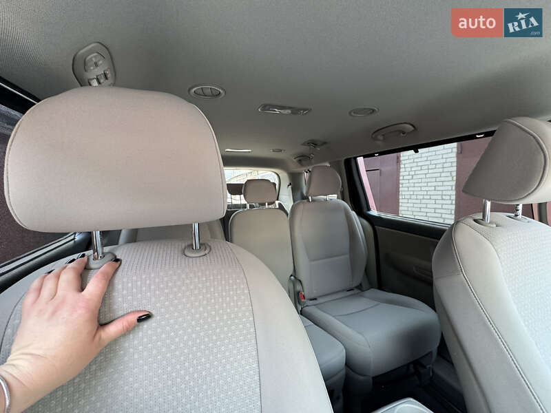 Минивэн Kia Sedona 2015 в Киеве