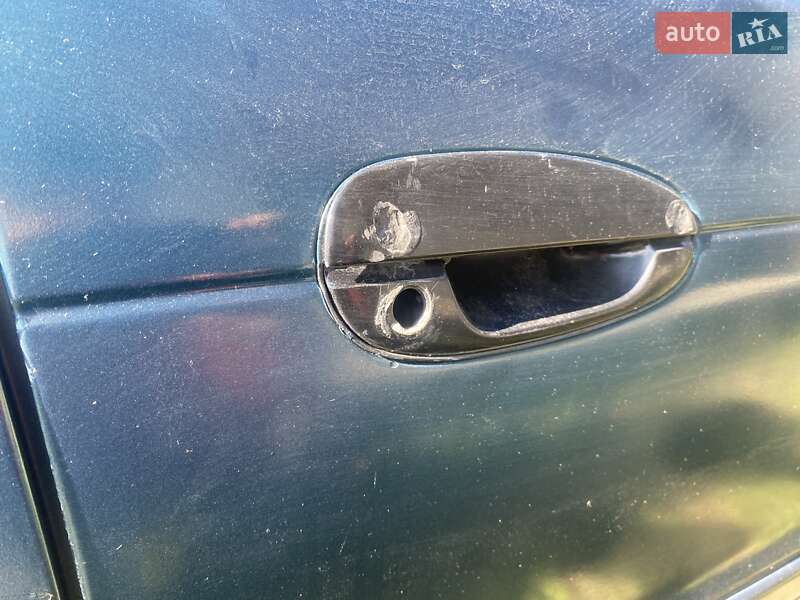 Седан Kia Sephia 1994 в Малині