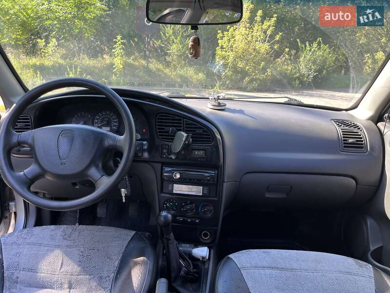 Седан Kia Sephia 2003 в Павлограде