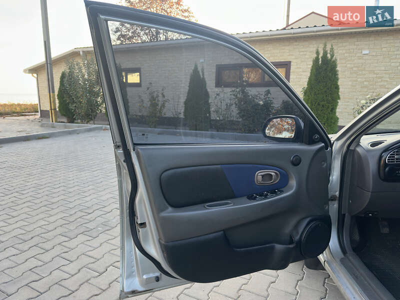 Седан Kia Sephia 2003 в Южном