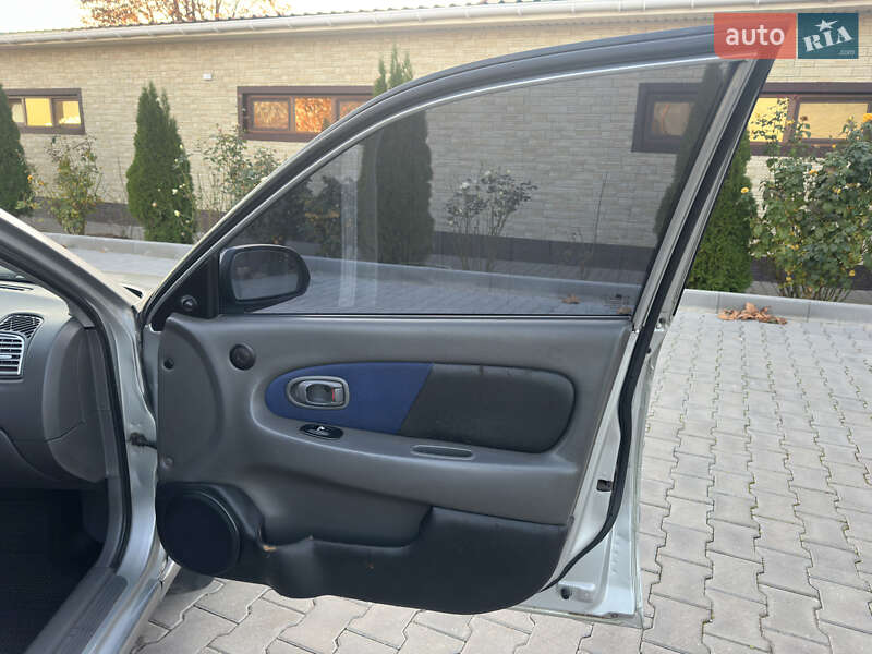 Седан Kia Sephia 2003 в Южном