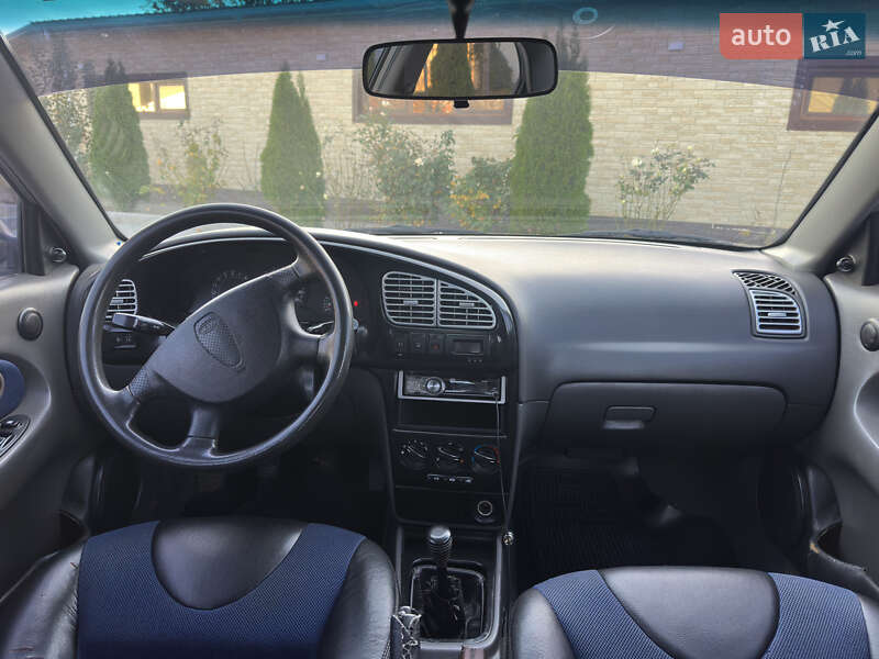 Седан Kia Sephia 2003 в Южном