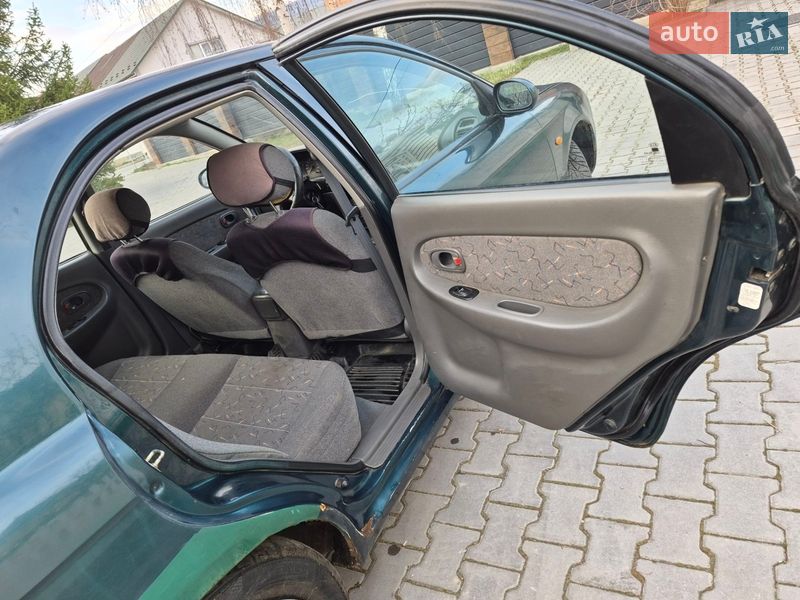 Седан Kia Sephia 2000 в Черновцах