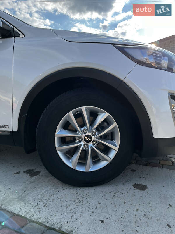 Позашляховик / Кросовер Kia Sorento 2016 в Вараші