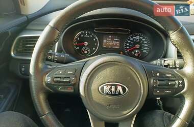 Позашляховик / Кросовер Kia Sorento 2016 в 
