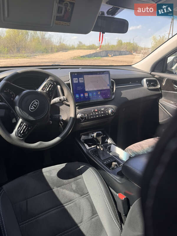 Позашляховик / Кросовер Kia Sorento 2017 в Івано-Франківську