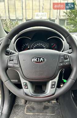 Позашляховик / Кросовер Kia Sorento 2012 в 