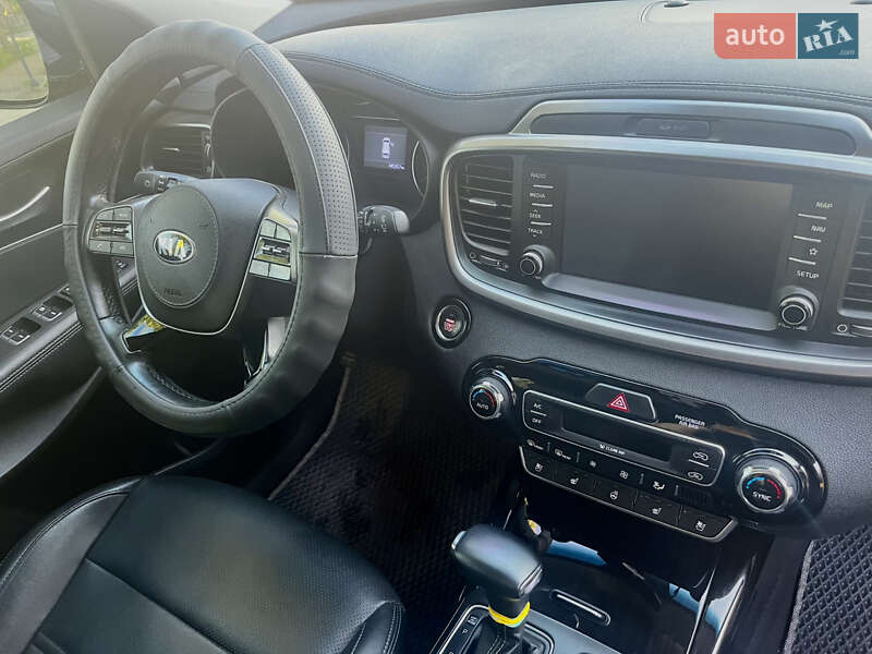 Позашляховик / Кросовер Kia Sorento 2017 в Первомайську
