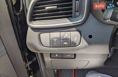 Позашляховик / Кросовер Kia Sorento 2016 в 