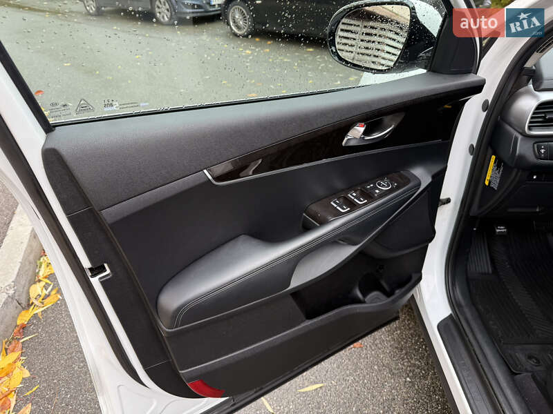 Внедорожник / Кроссовер Kia Sorento 2016 в Киеве