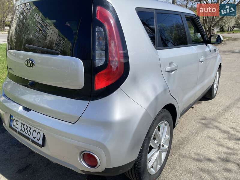 Позашляховик / Кросовер Kia Soul 2017 в Чернівцях