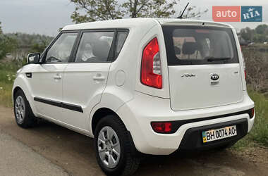 Позашляховик / Кросовер Kia Soul 2012 в 
