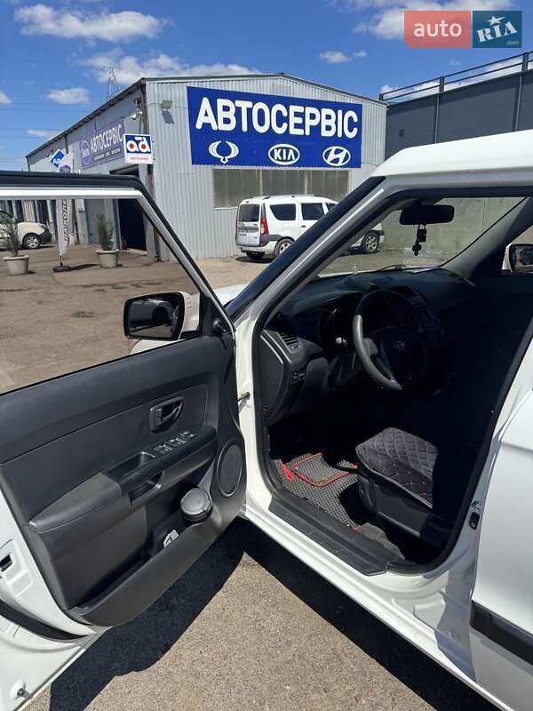 Внедорожник / Кроссовер Kia Soul 2011 в Вишневом