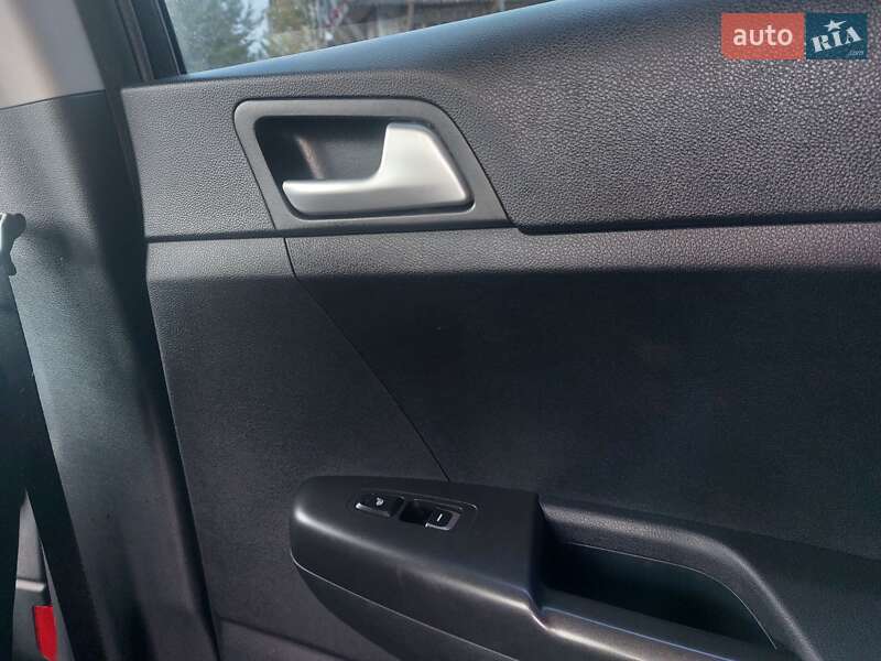 Позашляховик / Кросовер Kia Sportage 2016 в Долині