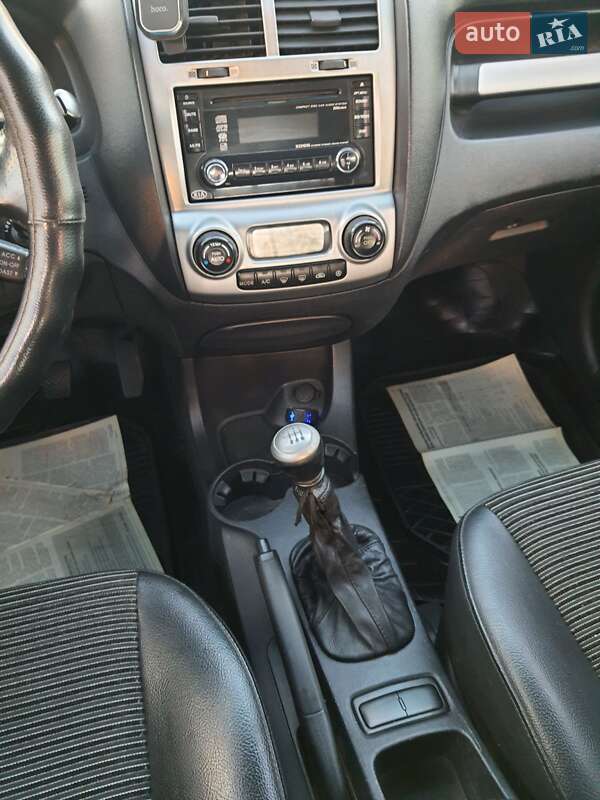 Позашляховик / Кросовер Kia Sportage 2006 в Чернівцях