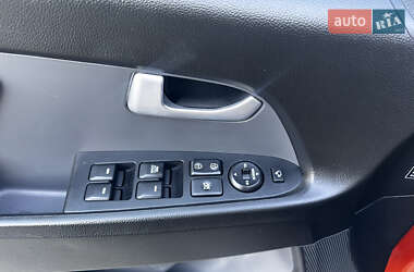 Внедорожник / Кроссовер Kia Sportage 2012 в 