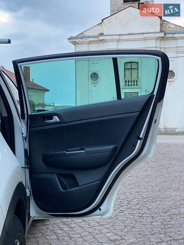 Внедорожник / Кроссовер Kia Sportage 2016 в Каменец-Подольском