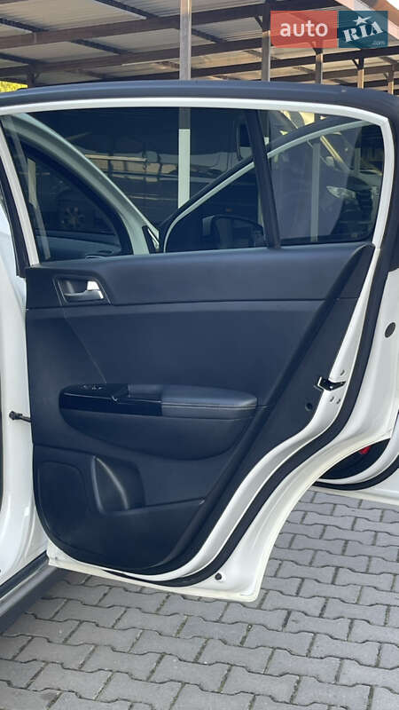 Внедорожник / Кроссовер Kia Sportage 2016 в Шептицькому