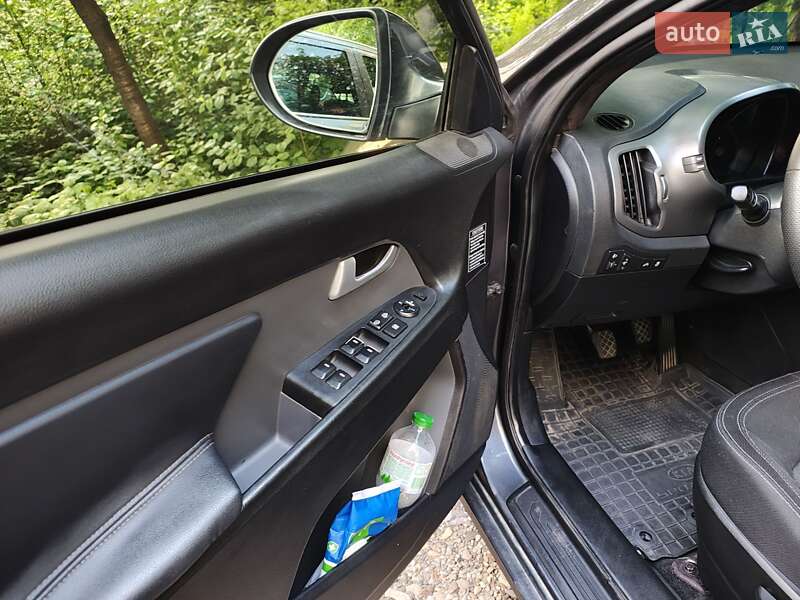 Позашляховик / Кросовер Kia Sportage 2012 в Чернівцях