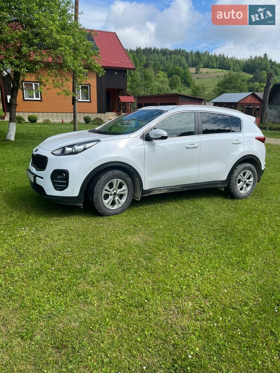 Kia Sportage 2017 — надійний кросовер з динамічним дизайном, економним двигуном і комфортним салоном. Має хорошу керованість, просторий багажник та сучасні опції для щоденного використання.