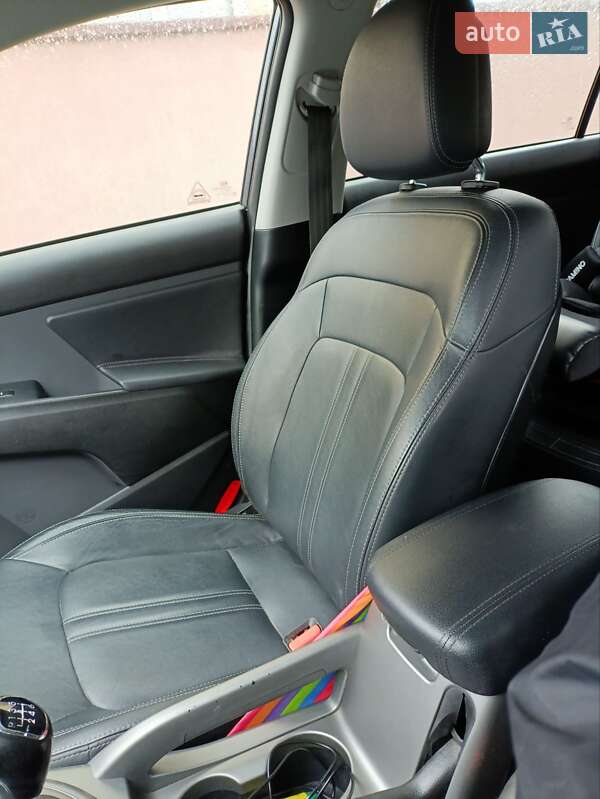 Внедорожник / Кроссовер Kia Sportage 2015 в Здолбунове