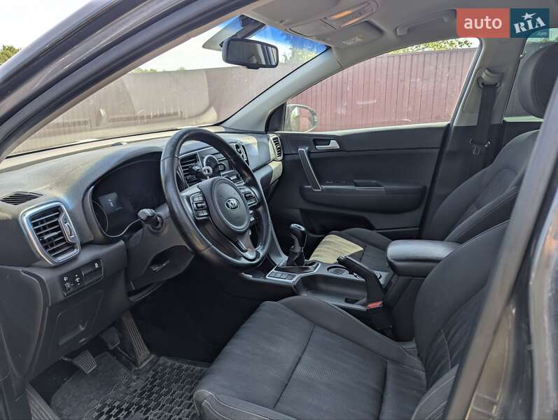 Внедорожник / Кроссовер Kia Sportage 2016 в Новояворовске