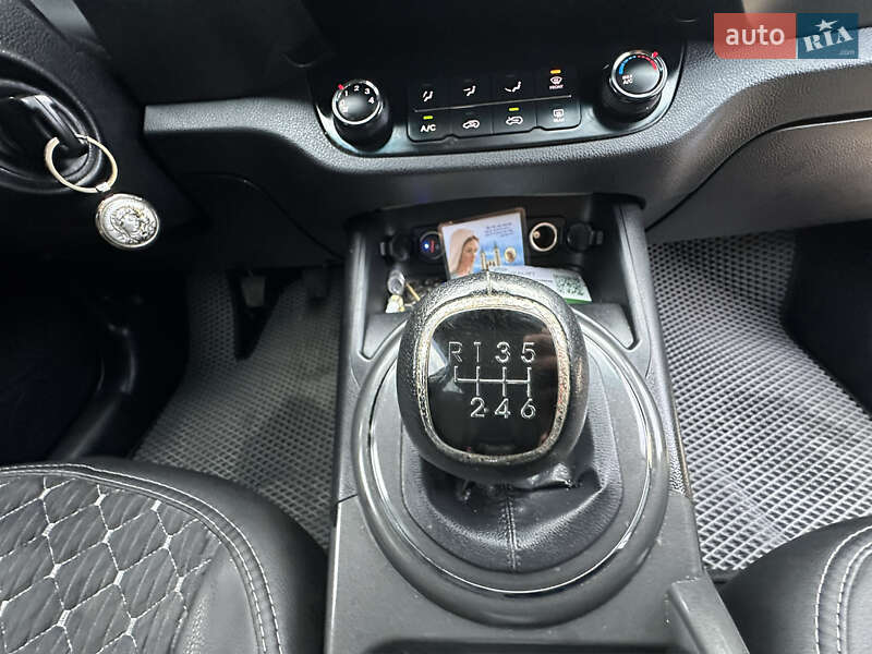 Внедорожник / Кроссовер Kia Sportage 2012 в Ивано-Франковске