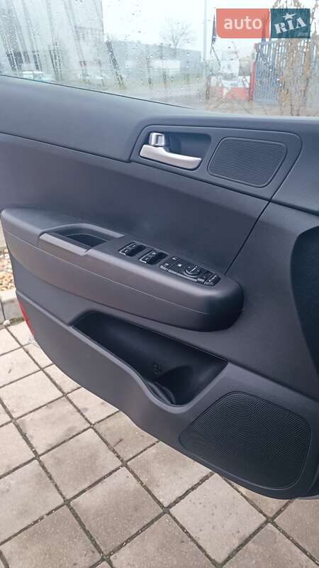 Внедорожник / Кроссовер Kia Sportage 2016 в Черновцах