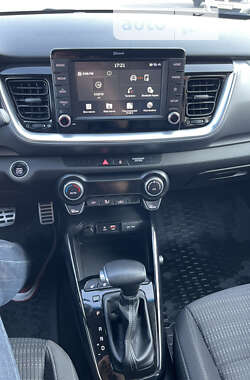 Внедорожник / Кроссовер Kia Stonic 2018 в 