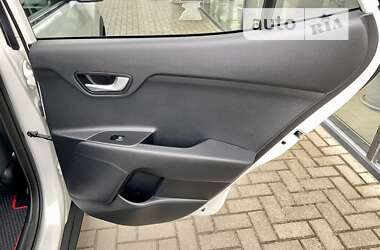 Позашляховик / Кросовер Kia Stonic 2021 в 