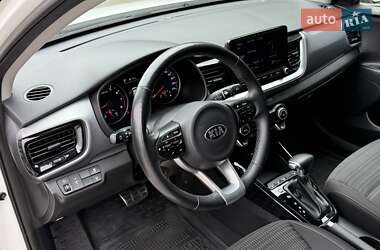 Внедорожник / Кроссовер Kia Stonic 2020 в 